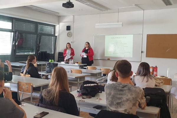 Predavanje za srednjoškolce o aktivnostima Hrvatskog Crvenog križa namijenjenih starijima i beskućnicima